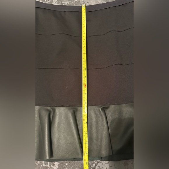Elie Tahari Black Leather & Rayon Zip Up lined Skirt, size 8 - Picture 6 of 7